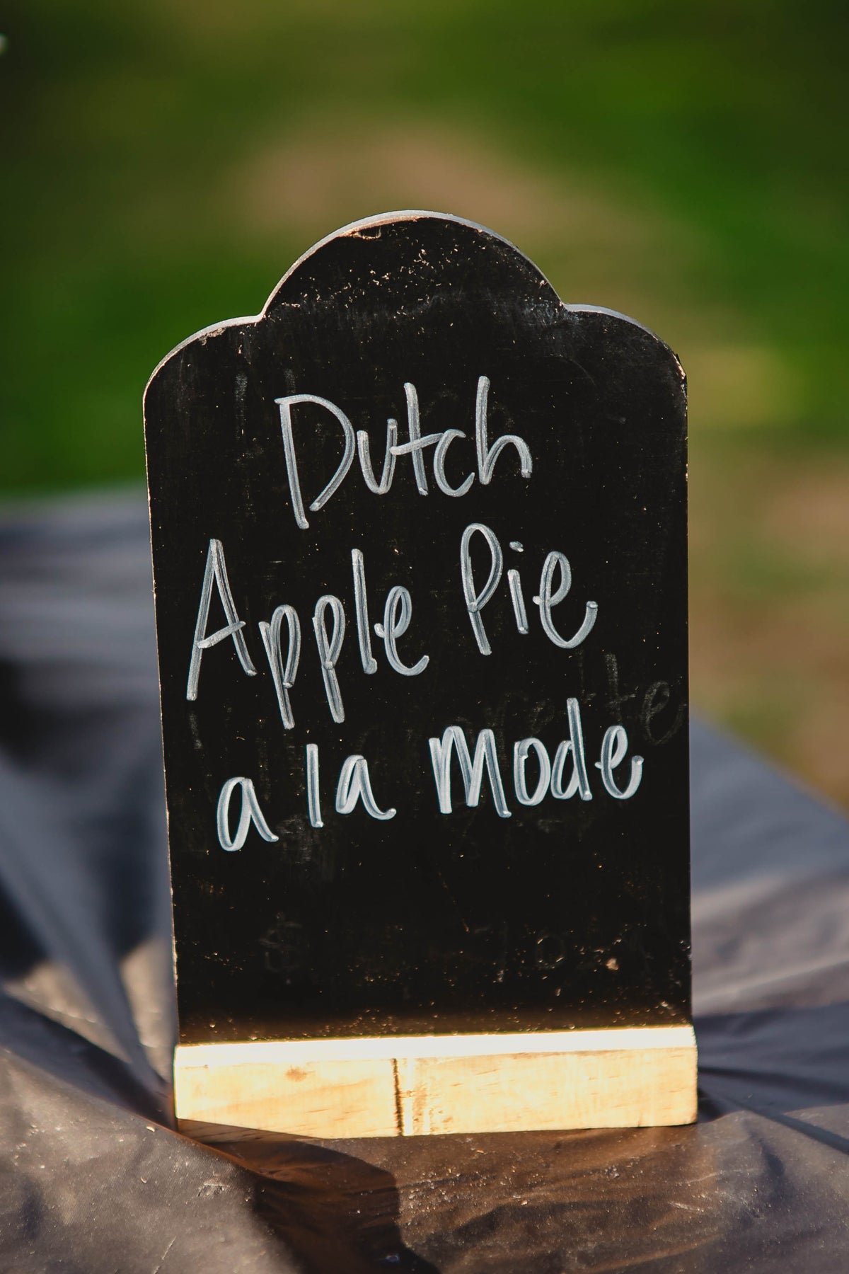 A black sign that says dutch apple pie a la mode with a blurry background in Nystrom Orchard in Worthington Minnesota.